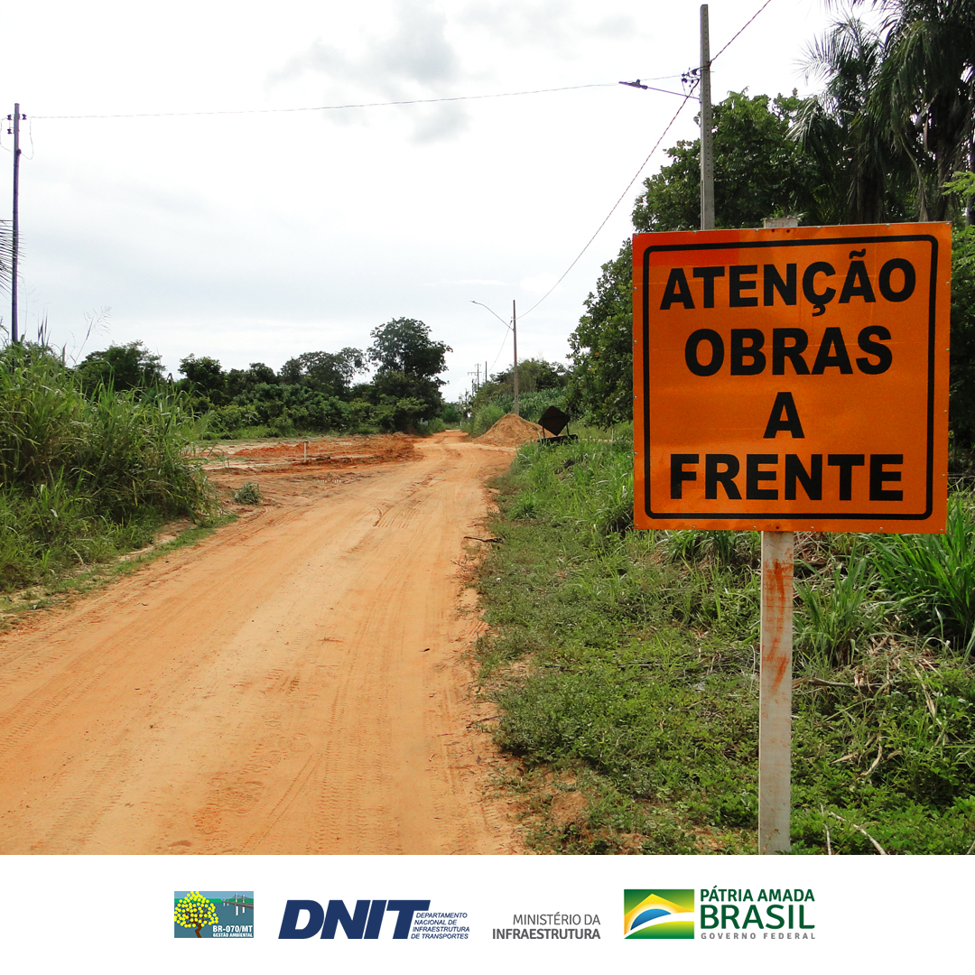 Placa de sinalização, onde se lê