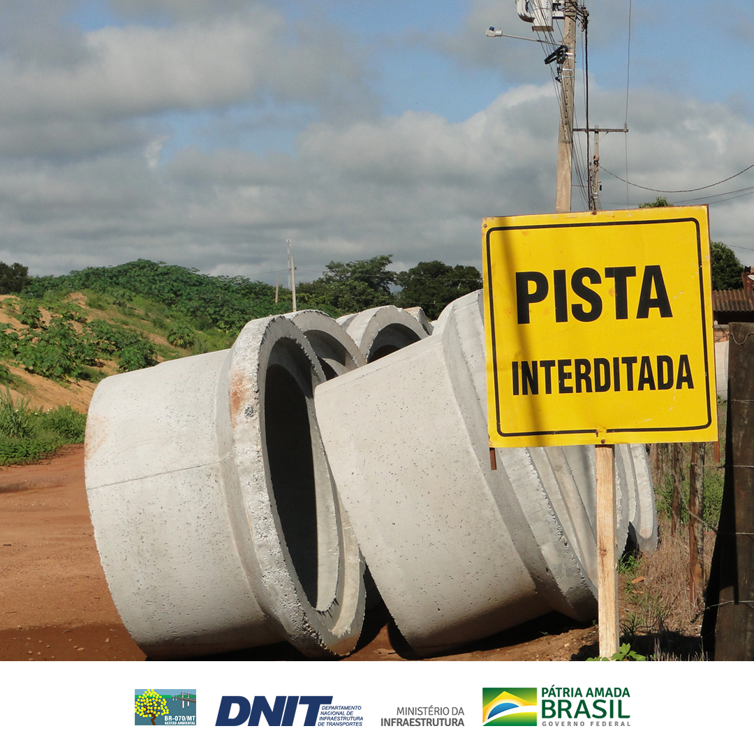 Placa de sinalização, onde se lê 