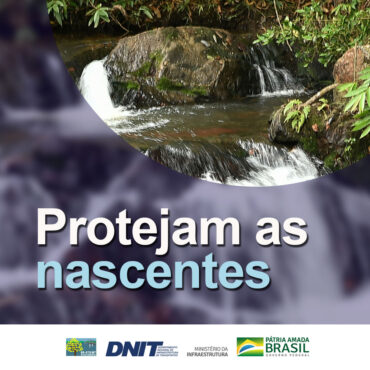 Cachoeira com uma área da foto desfocada onde se lê Protejam as nascentes